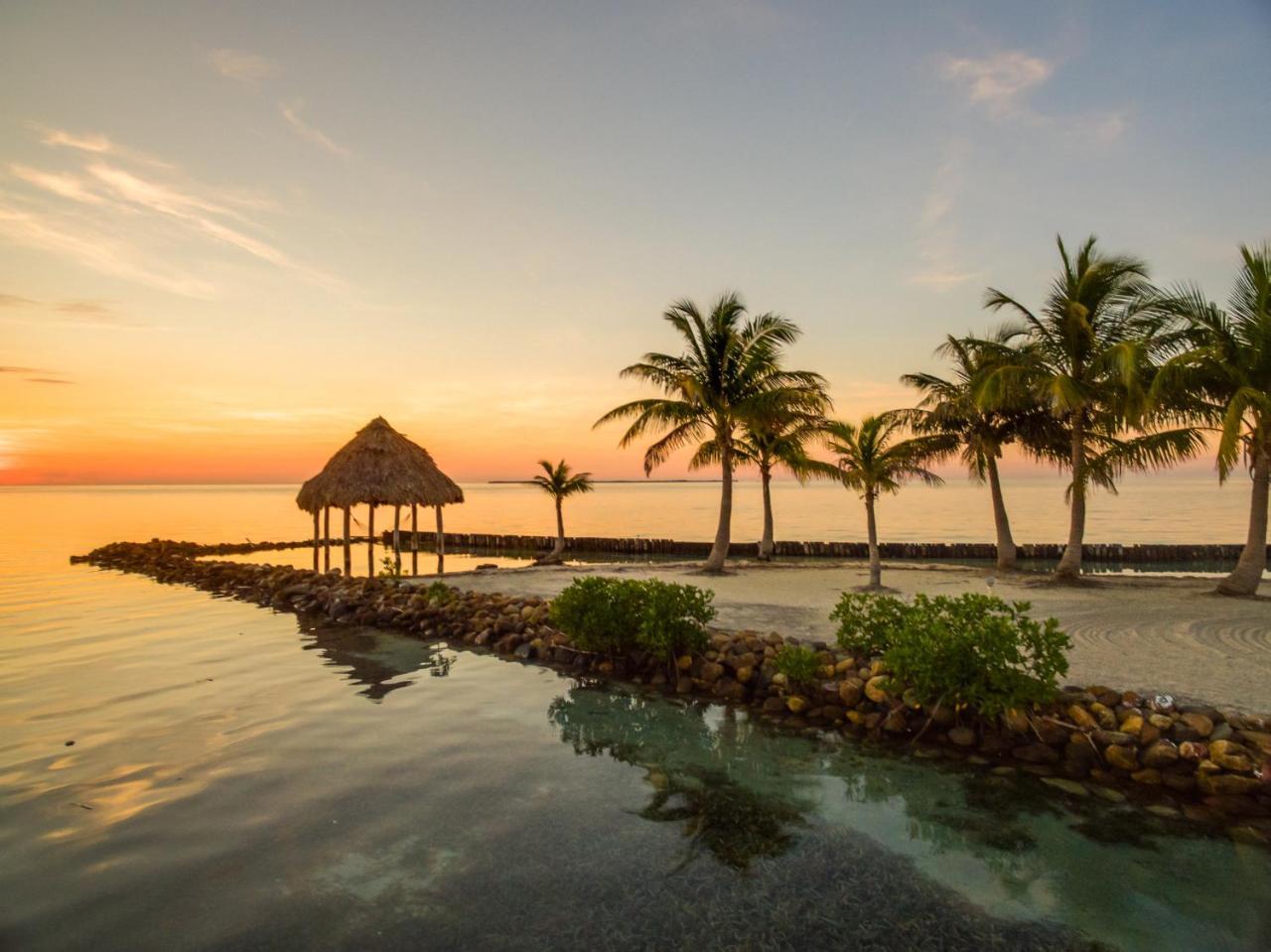 Royal Belize Hotel Thatch Caye Exterior photo