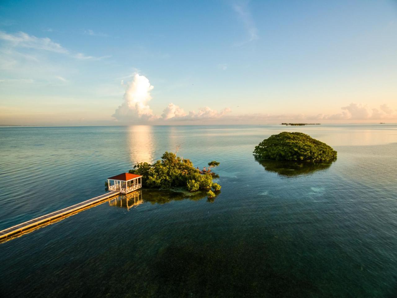 Royal Belize Hotel Thatch Caye Exterior photo